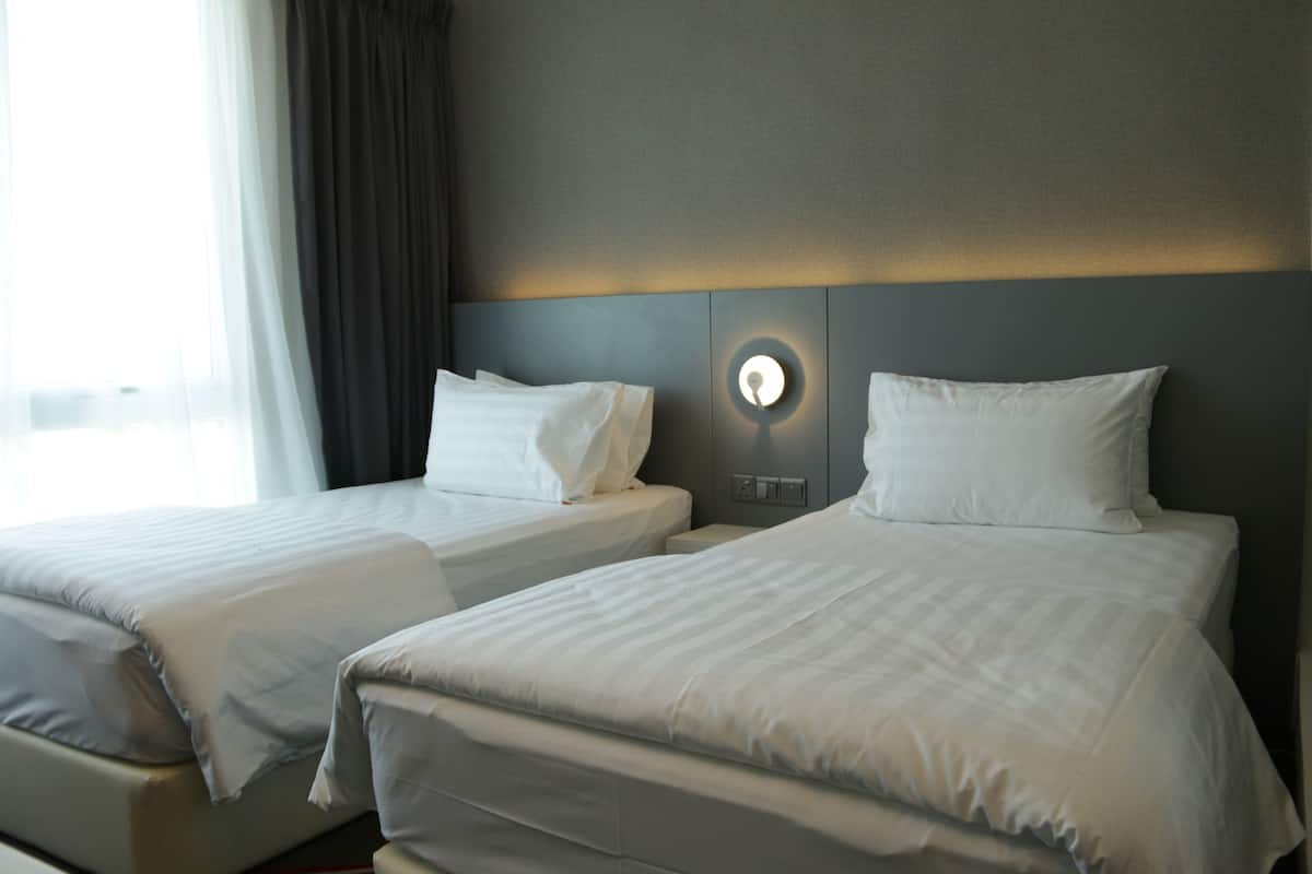 Chambre Deluxe avec lits jumeaux | Coffre-fort, bureau, rideaux dâobscurcissement, accĂšs au Wi-Fi (inclus)