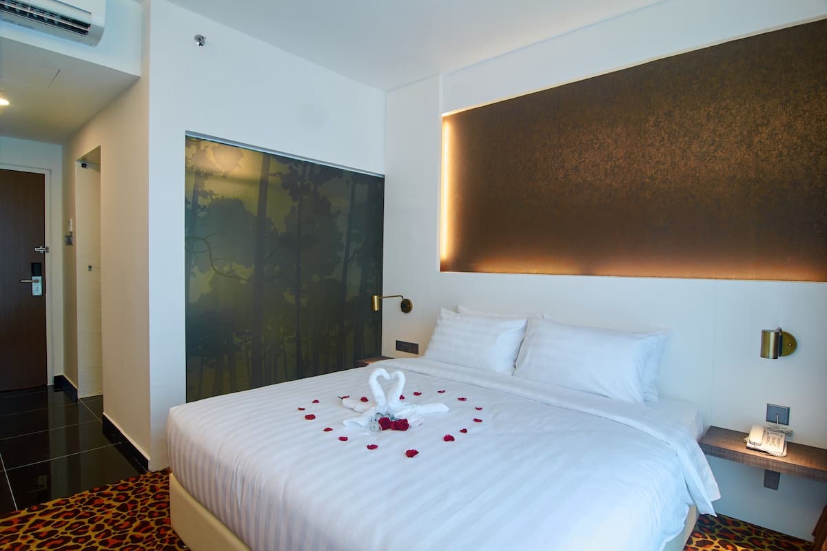 Habitación Deluxe doble, 1 cama de matrimonio grande | Caja fuerte, escritorio, cortinas opacas y wifi gratis