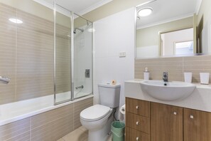 Family Apartment | Bathroom - Sutton Beach Apartments (Redcliffe)