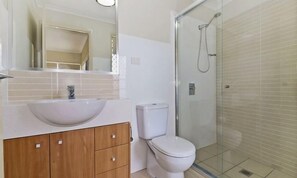 Bathroom - Sutton Beach Apartments (Redcliffe)