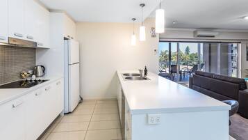 Apartemen Keluarga | Dapur pribadi | Lemari es besar, microwave, kompor, dan mesin pencuci piring