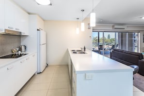 Refrigerador con freezer, microondas, placa de cocina, lavavajillas