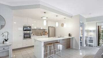 Deluxe Apartment | Private kitchen | Full-sized fridge, microwave, stovetop, dishwasher