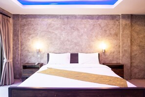 Boutique with Balcony  | Värdeförvaringsskåp på rummet, skrivbord och gratis wi-fi