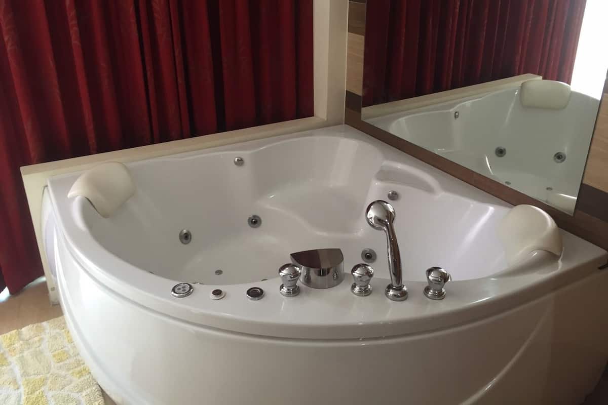 Jacuzzi | Bathroom | Shower, free toiletries, towels