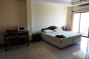 Deluxe Double Room | In-room safe, desk, free WiFi - Parinya's Apartment (Pattaya)