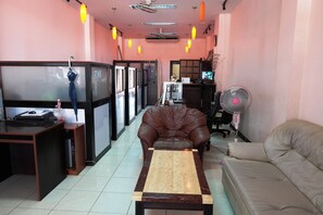 Lobby sitting area - Parinya's Apartment (Pattaya)