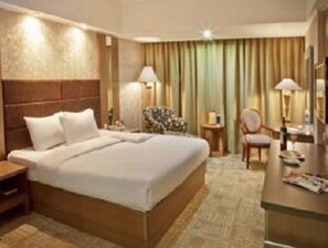 Grand-Zimmer | Hochwertige Bettwaren, Schreibtisch, Verdunkelungsvorhänge