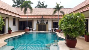 Outdoor pool, sun loungers - Siam Court (Sattahip)