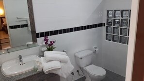 Shower, free toiletries, hair dryer, bathrobes - Siam Court (Sattahip)