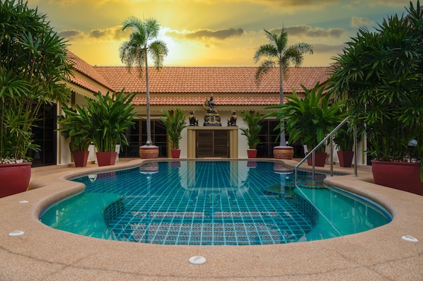 Utomhuspool och solstolar