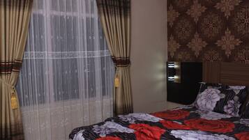 Kamar Standar | Meja kerja, tirai kedap cahaya, dan tempat tidur lipat/tambahan