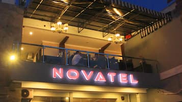 Fassade der Unterkunft – Abend/Nacht