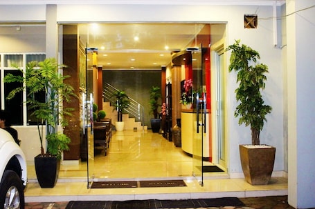 Entrada de la propiedad. Novatel Yogyakarta