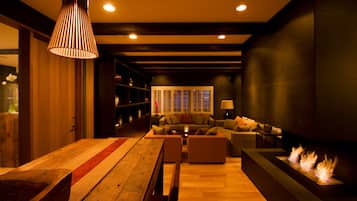 Lobby lounge