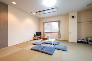 Japanese Style Room, Shared Bathroom, 4 People | Living room - Kawaguchiko Station Inn (Fujikawaguchiko)