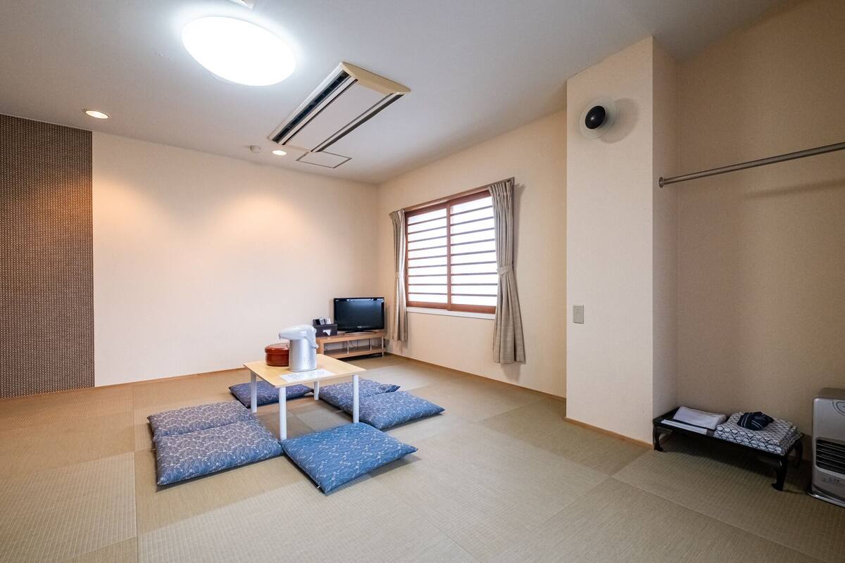 Japanese Style Room, Shared Bathroom, 4 People | Down duvets, desk, free WiFi, bed sheets