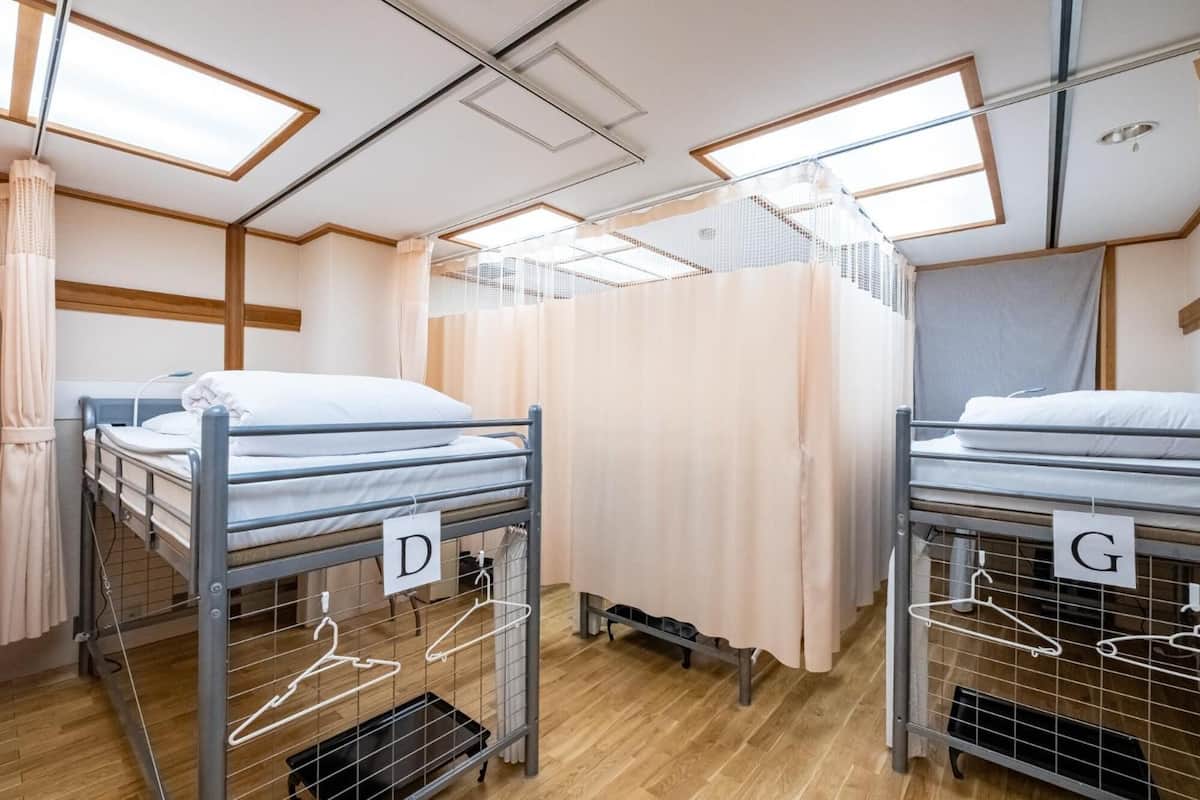 1 bedroom, down duvets, desk, free wifi