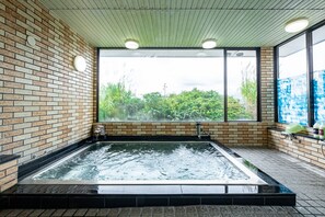 Separate tub and shower, hydromassage showerhead, hair dryer, slippers - Kawaguchiko Station Inn (Fujikawaguchiko)