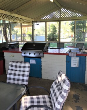 BBQ/picnic area - Junee Tourist Park (Junee)