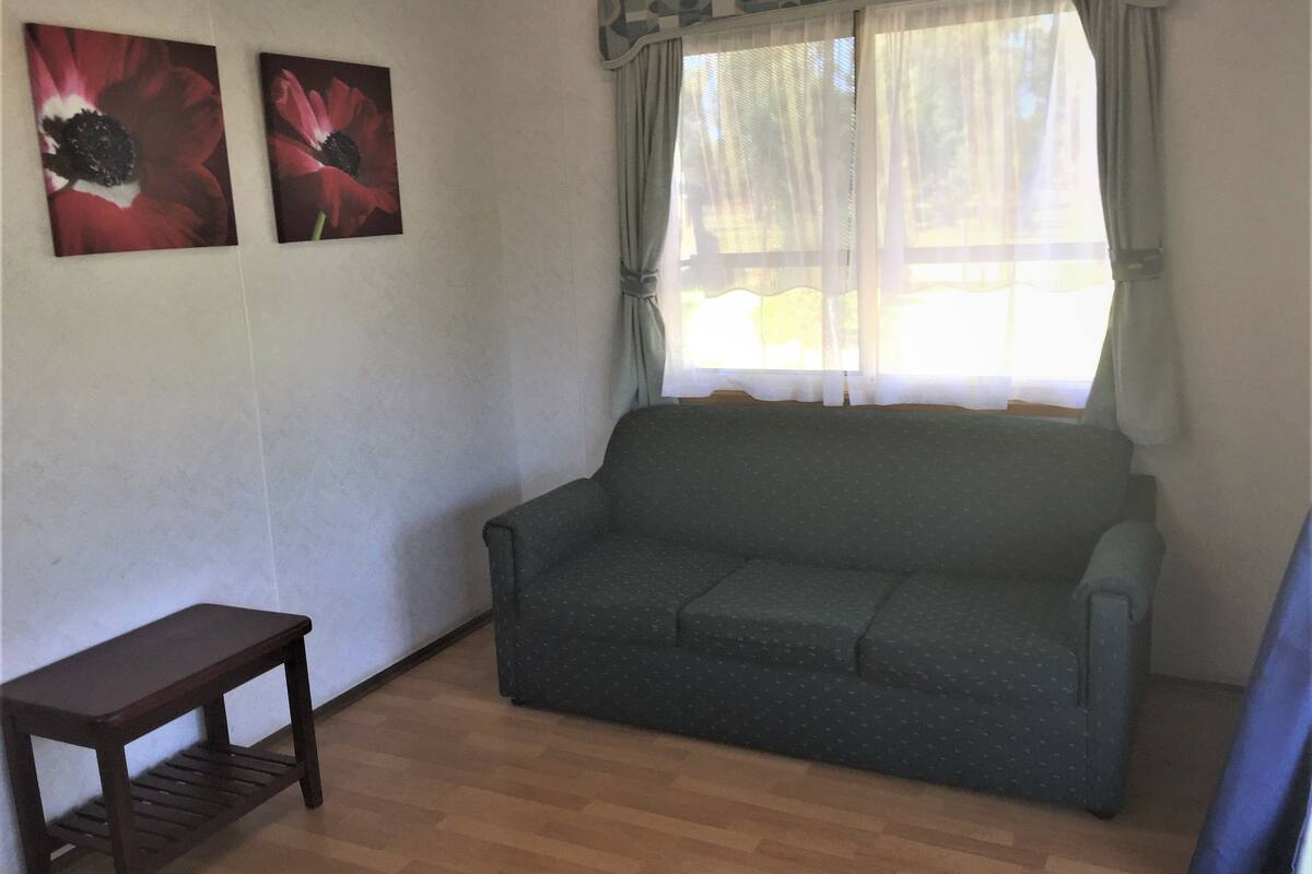 高級小屋 (1 Queen, 2 Single Beds, 1 Single Bunk) | 書桌、手提電腦工作空間、免費 Wi-Fi、床單