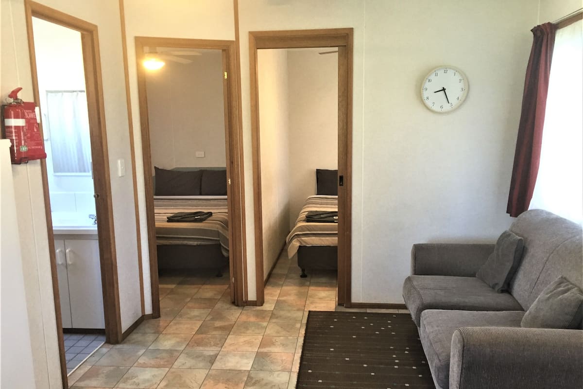 小屋, 2 張加大雙人床 | 書桌、手提電腦工作空間、免費 Wi-Fi、床單