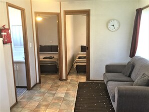 Cabin, 2 Queen Beds | Desk, laptop workspace, free WiFi, bed sheets - Junee Tourist Park (Junee)