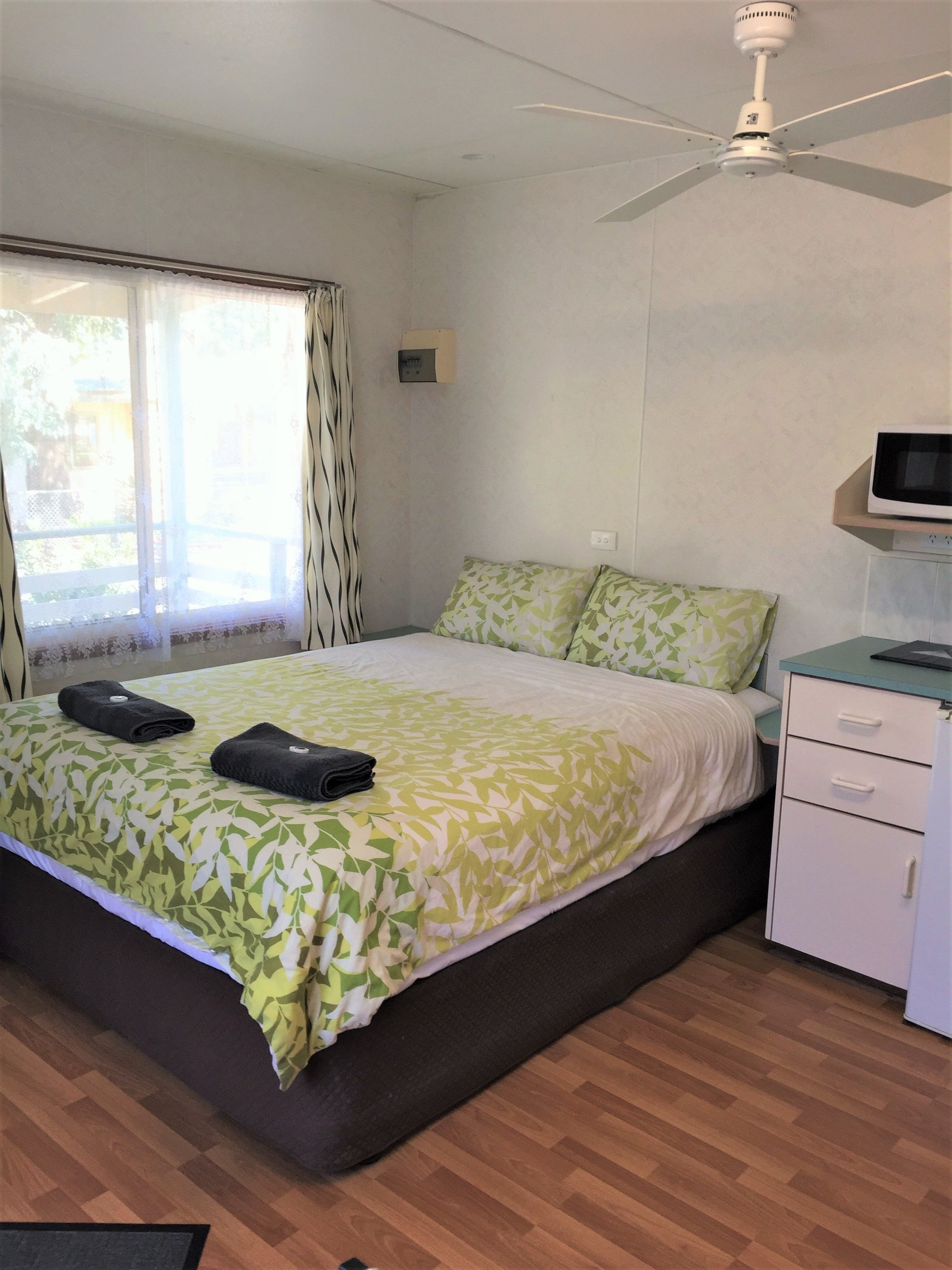 基础小屋 (1 Queen and 1 Tri-bunk) | 办公桌、笔记本电脑工作区、免费 WiFi、床单