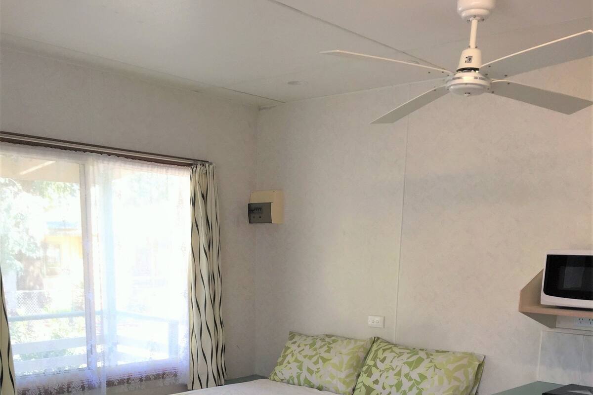 基本小屋 (1 Queen and 1 Tri-bunk) | 書桌、手提電腦工作空間、免費 Wi-Fi、床單