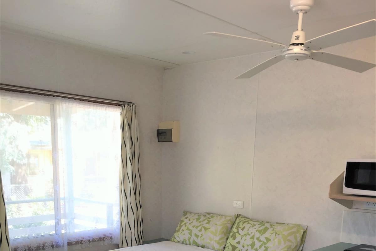 基本小屋 (1 Queen and 1 Tri-bunk) | 書桌、手提電腦工作空間、免費 Wi-Fi、床單