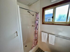 Cabaña, 2 camas Queen size | Baño | Amenidades de baño gratuitas y toallas 