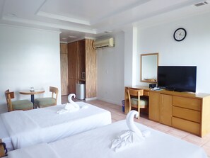 Standard-Zweibettzimmer | Wohnbereich | Flachbildfernseher