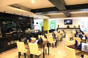 2 restaurants; breakfast, lunch, and dinner served - Bonnet Hotel (Surabaya)