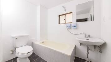 Kamar Double Comfort | Kamar mandi | Shower, perlengkapan mandi gratis, dan pengering rambut