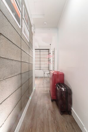 Escritorio, espacio para trabajar con laptop y wifi gratis 