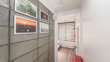 Habitación individual Confort | Escritorio, espacio para trabajar con laptop y wifi gratis