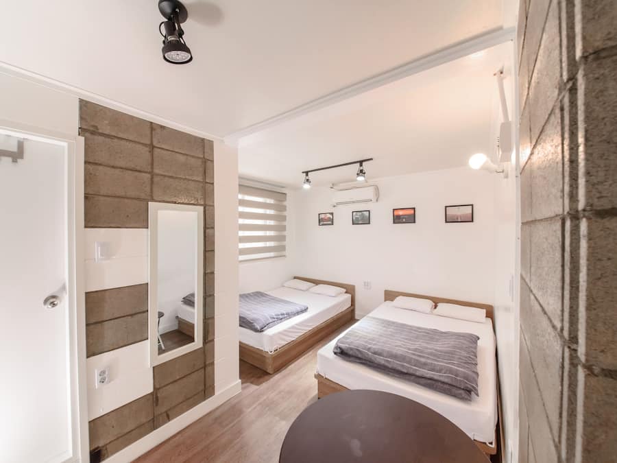 Deluxe vierpersoonskamer | Een bureau, een laptopwerkplek, gratis wifi