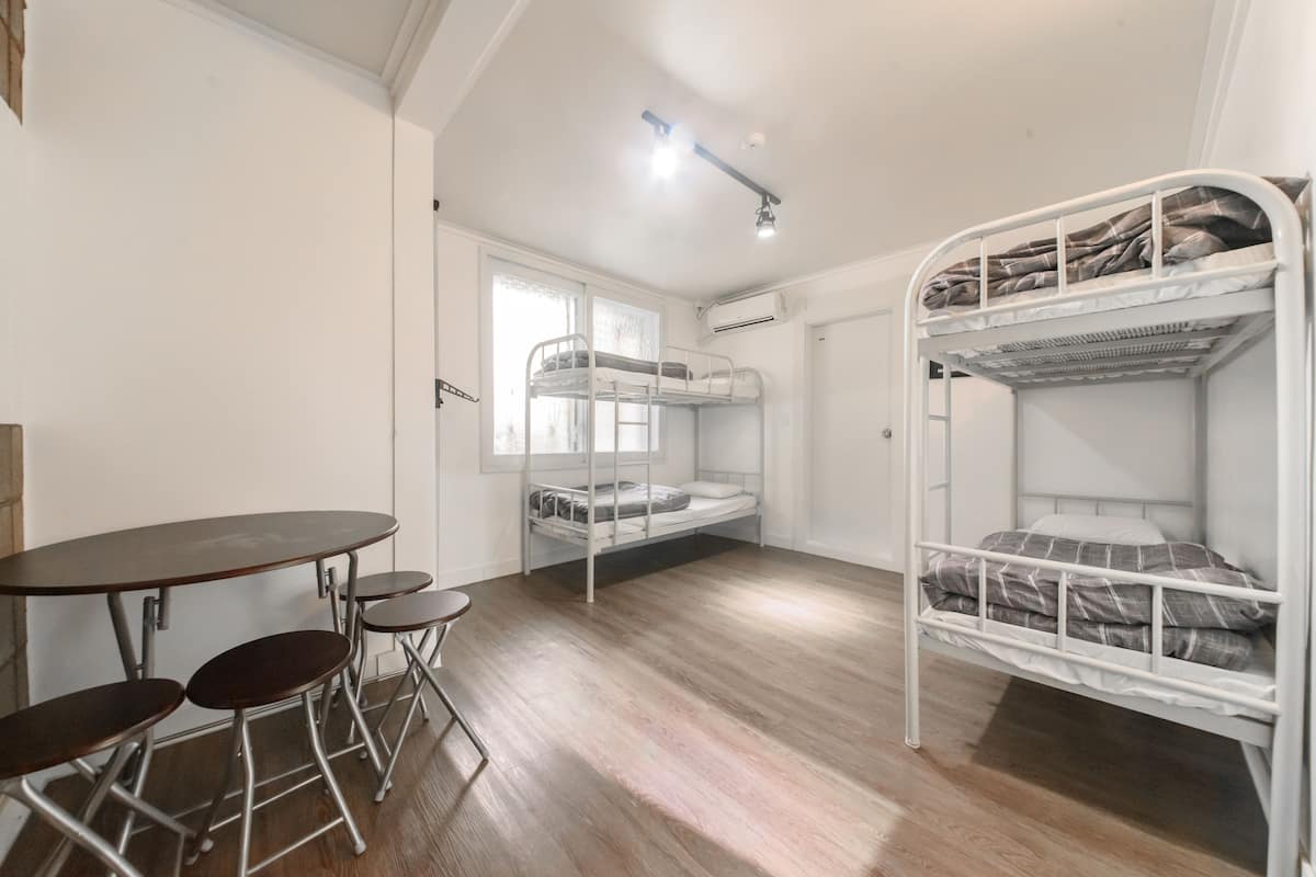 Habitación cuádruple Confort | Escritorio, espacio para trabajar con laptop y wifi gratis