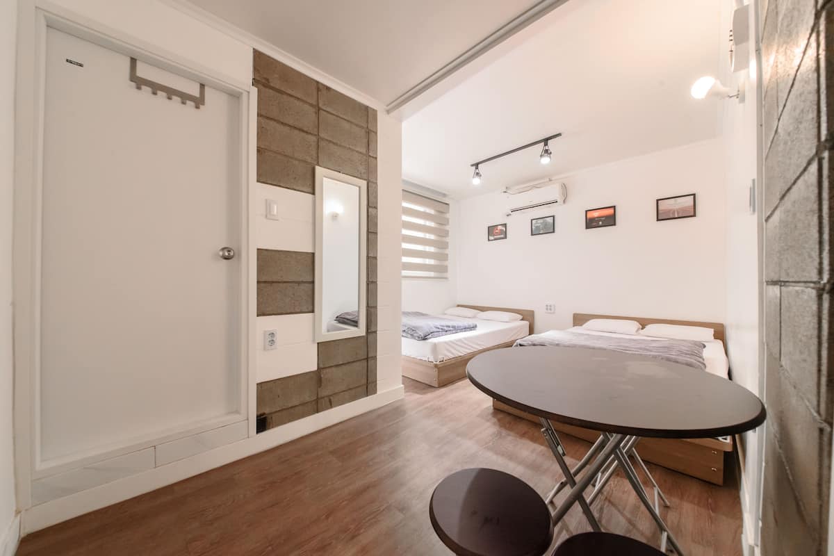 Habitación cuádruple Deluxe | Escritorio, espacio para trabajar con laptop y wifi gratis