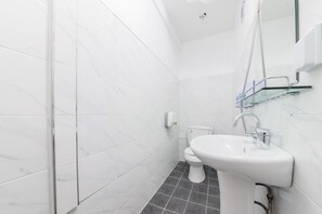 Habitación cuádruple Deluxe | Baño | Regadera, amenidades de baño gratuitas, secadora de cabello 