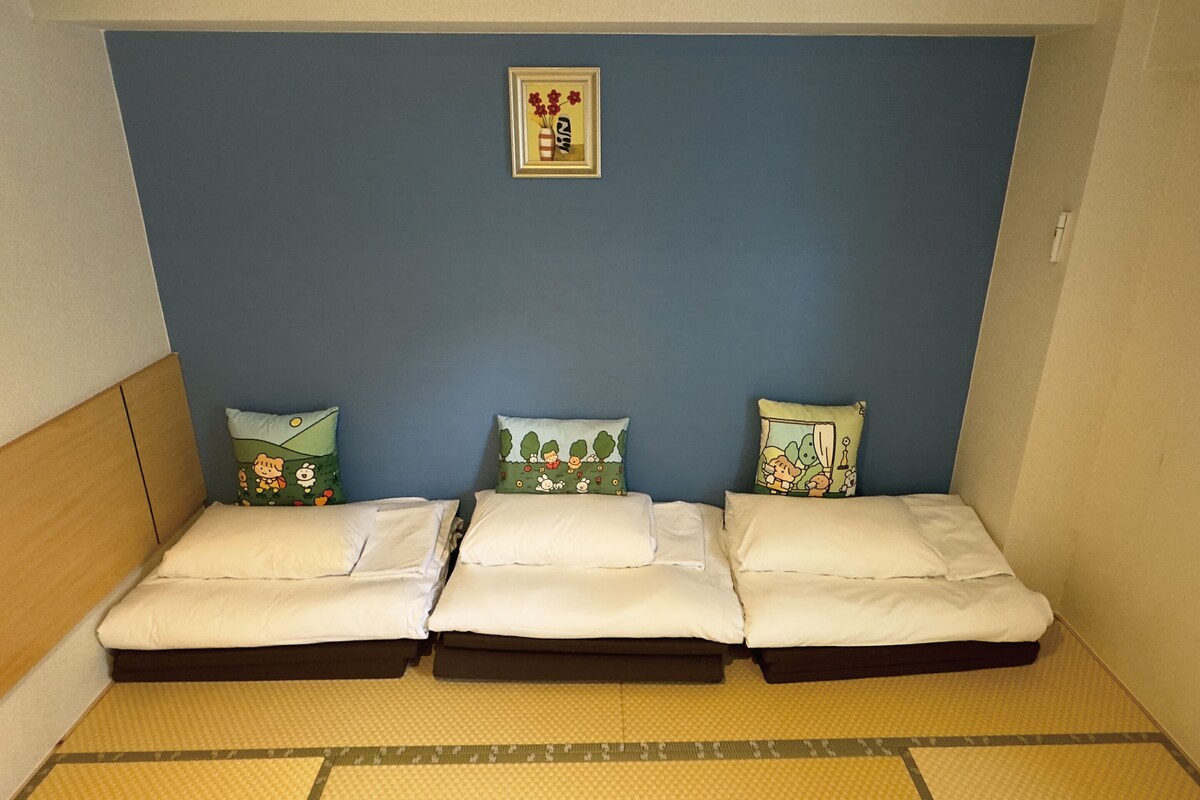 三人房 (Japanese Style, For 3 people) | 办公桌、免费 WiFi、床单