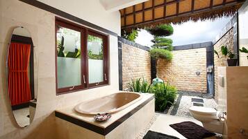 Premium villa, toegang tot zwembad, uitzicht op zwembad | Badkamer | Een aparte badkuip en douche, een diep bad, gratis toiletartikelen