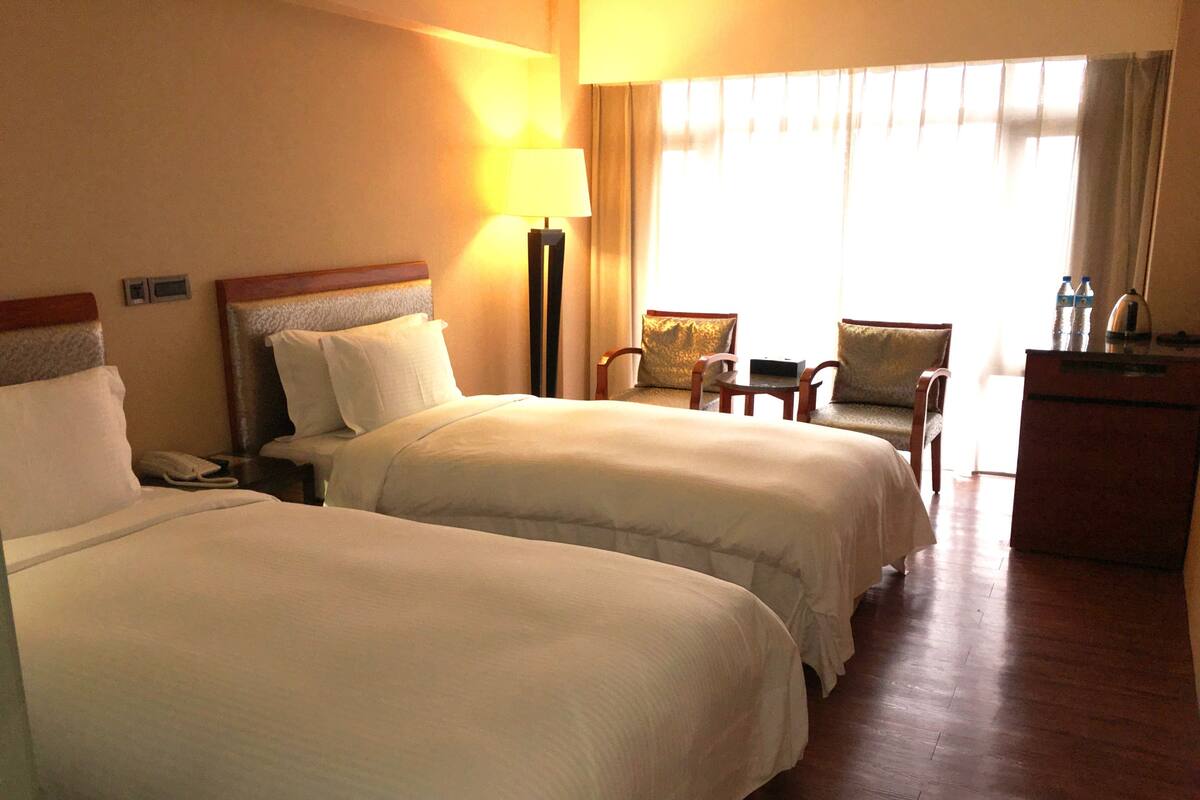 Luxury Twin Room | Langsir/tirai gelap terus, seterika/papan seterika, Wi-fi percuma 