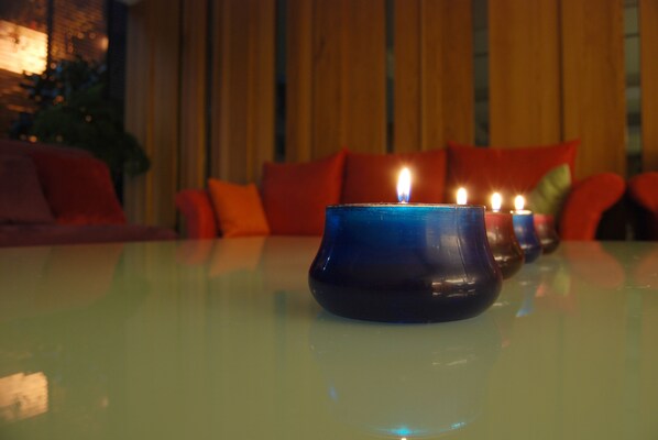 Una mesa con velas y un fondo de madera.