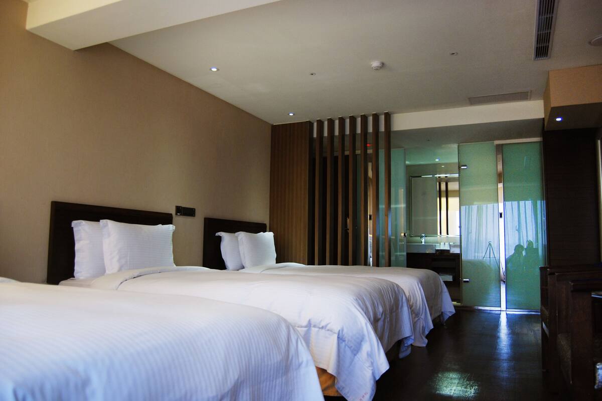 Elite Quadruple Room, Berbilang Katil | Langsir/tirai gelap terus, seterika/papan seterika, Wi-fi percuma 