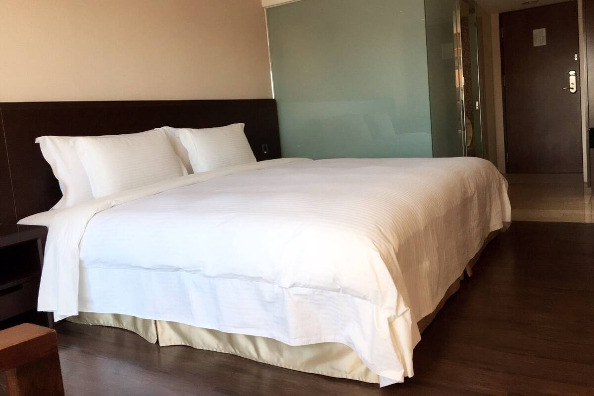 Deluxe Double Room | Langsir/tirai gelap terus, seterika/papan seterika, Wi-fi percuma 