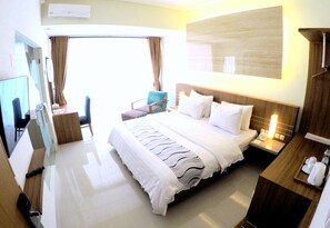 Minibar, safe på rommet, skrivebord og ekstrasenger (mot et tillegg)