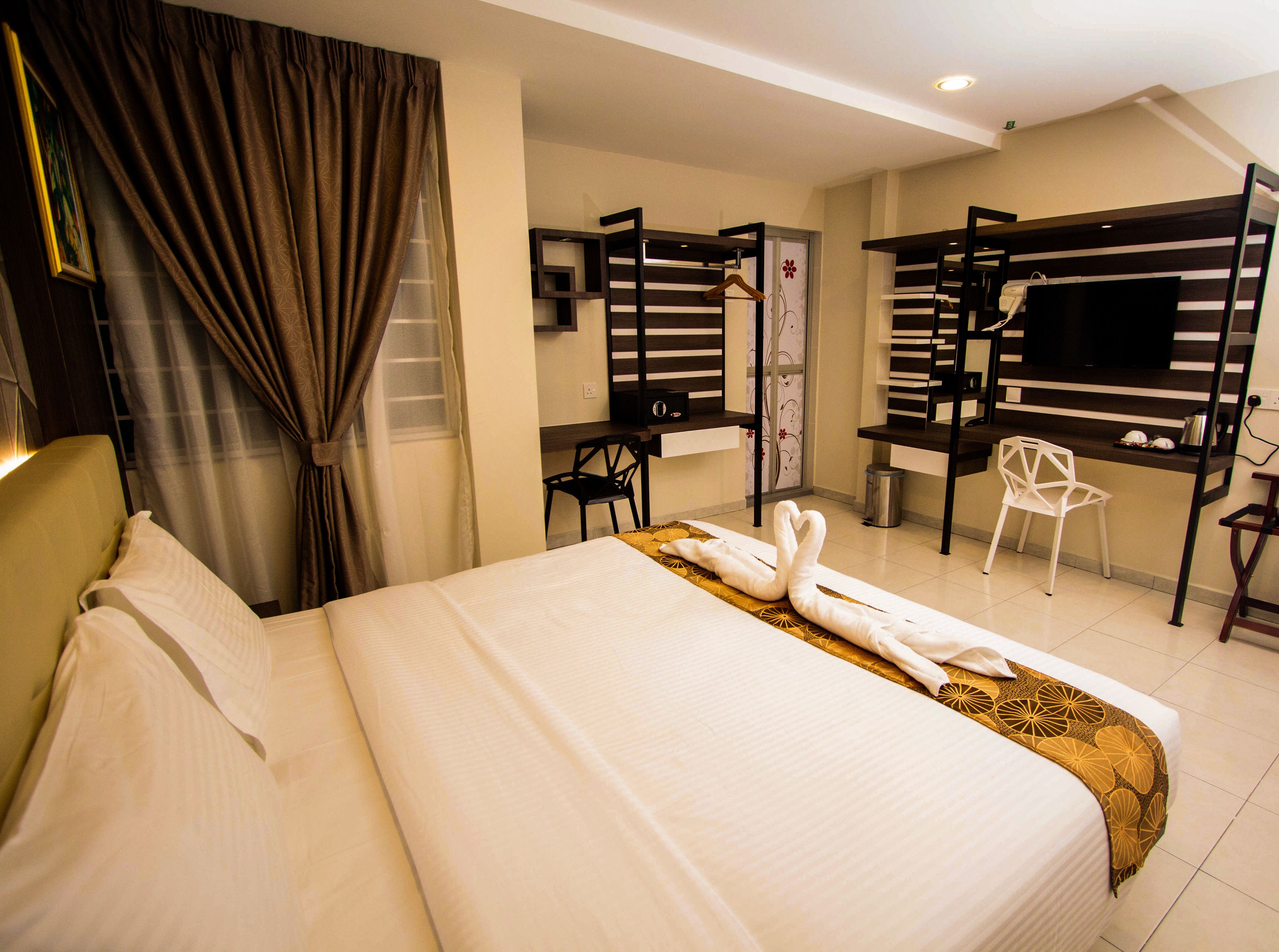 deluxe king room | in-room safe, desk, iron/ironing board, free wifi