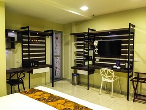 In-room safe, desk, iron/ironing board, free WiFi - Louis Hotel (Taiping)