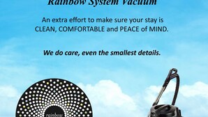 Une publicité pour un hôtel avec un ciel bleu en arrière-plan, le nom « LOUIS HOTEL » bien en évidence, et une mention d’un « aspirateur Rainbow System » pour le nettoyage des matelas.
